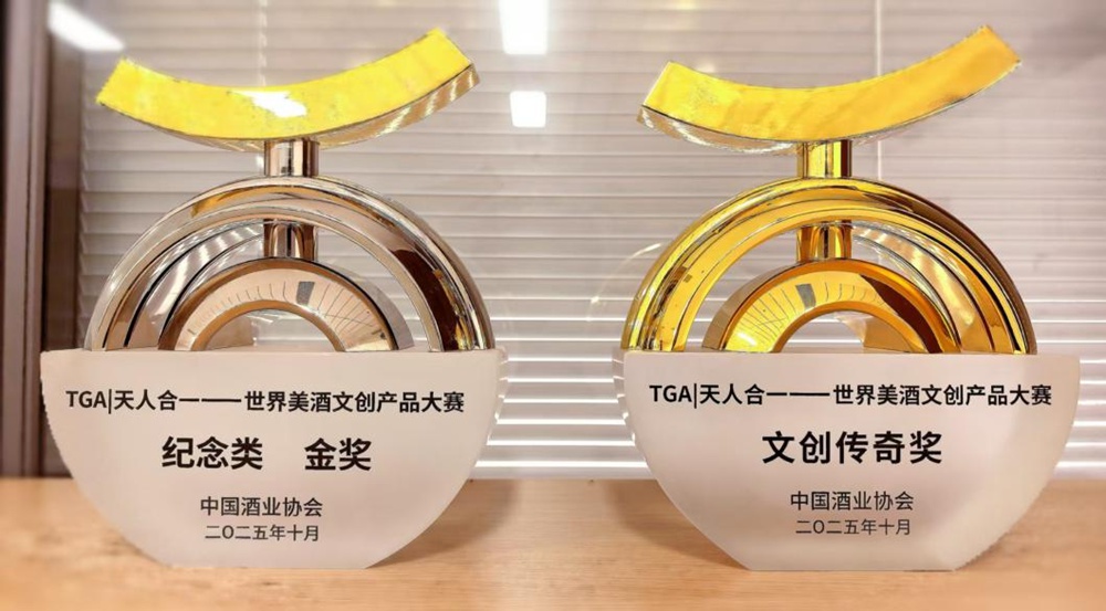 top1体育官网金蛇献瑞生肖酒、梦之蓝幸福完竣礼盒.jpg
